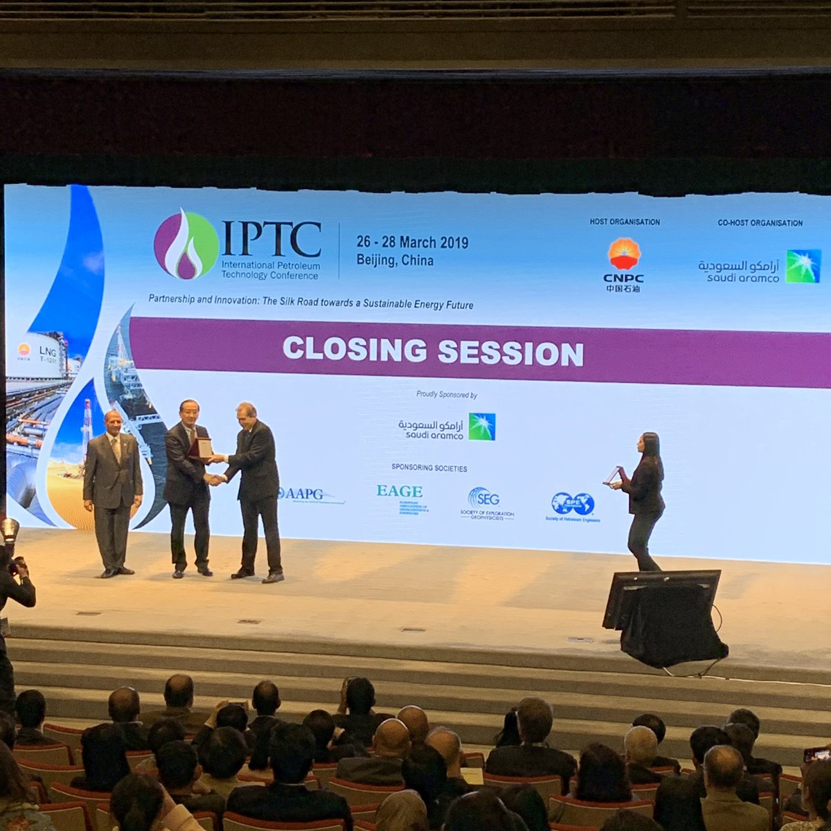 DavidKCurtiss's tweet photo. And just as it began, #IPTC2019 ends with a full house as this #IPTCBeijing comes to a close. Sincere thanks to our host @CNPC and co-host @Saudi_Aramco for their leadership and generosity. https://t.co/Qh42IR5tam