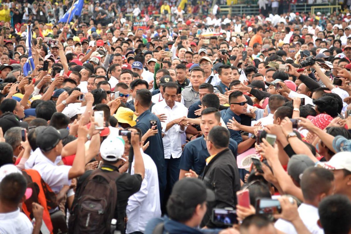 jokowi's tweet photo. Menyeruak di antara ribuan warga Kalimantan Selatan di Stadion 17 Mei, Kota Banjarmasin, kemarin sore. Saya bermandi peluh, tapi berbahagia warga yang bersemangat. 

Apa habar pian sabarataan? https://t.co/qBbX57tVpR