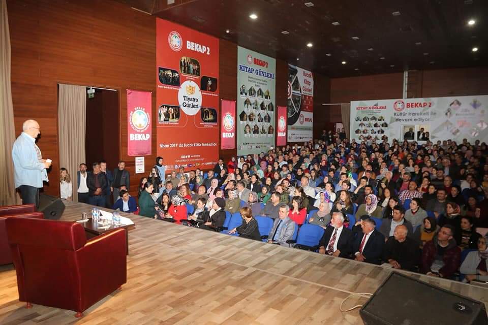 BEKAP 2 AİLE SEMİNERLERİ KAPSAMINDA;
BUCAK,
Doğan CÜCELOĞLU ve Polat DOĞRU’nun konferansında salona sığmayarak Bucak Kültür Hareketine desteğini yineledi.
TEŞEKKÜRLER BUCAK.
Aile Seminerleri; Bir Bucak Kültür Hareketidir. #YalçınSezgin #BucakKaymakamı #BucakBelediyesi #Bekap