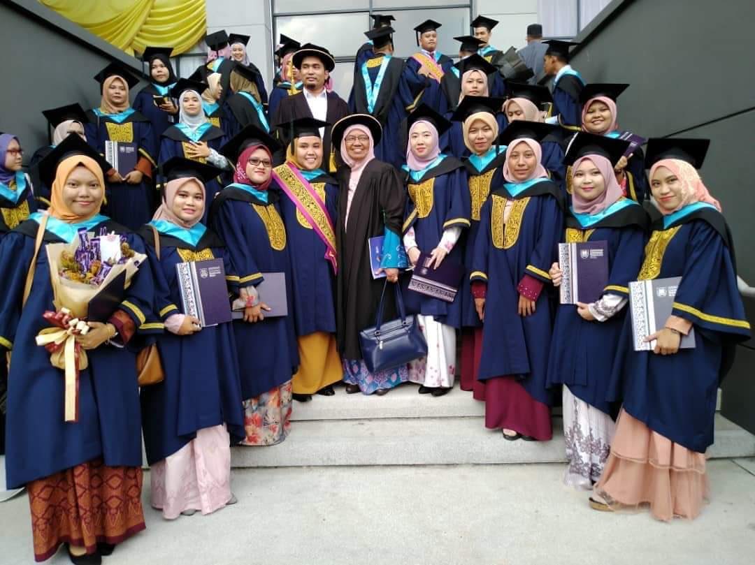smf_acis's tweet photo. 🌸27 March 2019🌸
🌹Assalamualaikum warga ACIS UiTM Shah Alam🌹
.
Majlis Istiadat Konvokesyen Universiti Teknologi Mara (UiTM) Ke-90 Sidang Kelapan telah berlangsung di Dewan Agung Tuanku Canselor, UiTM Shah Alam.
.
#ACISONTHERIGHTAXIS https://t.co/N5DFBe5bMn