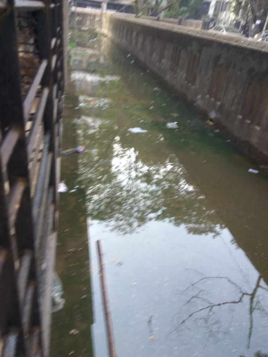 VoraRaj's tweet photo. @bjpprakashmehta incomplete road construction activity in Garodia nagar has led to drainage water overflowing in my building Mahavir Ashish. Pls come and check the situation. https://t.co/a6y8sGq7TA