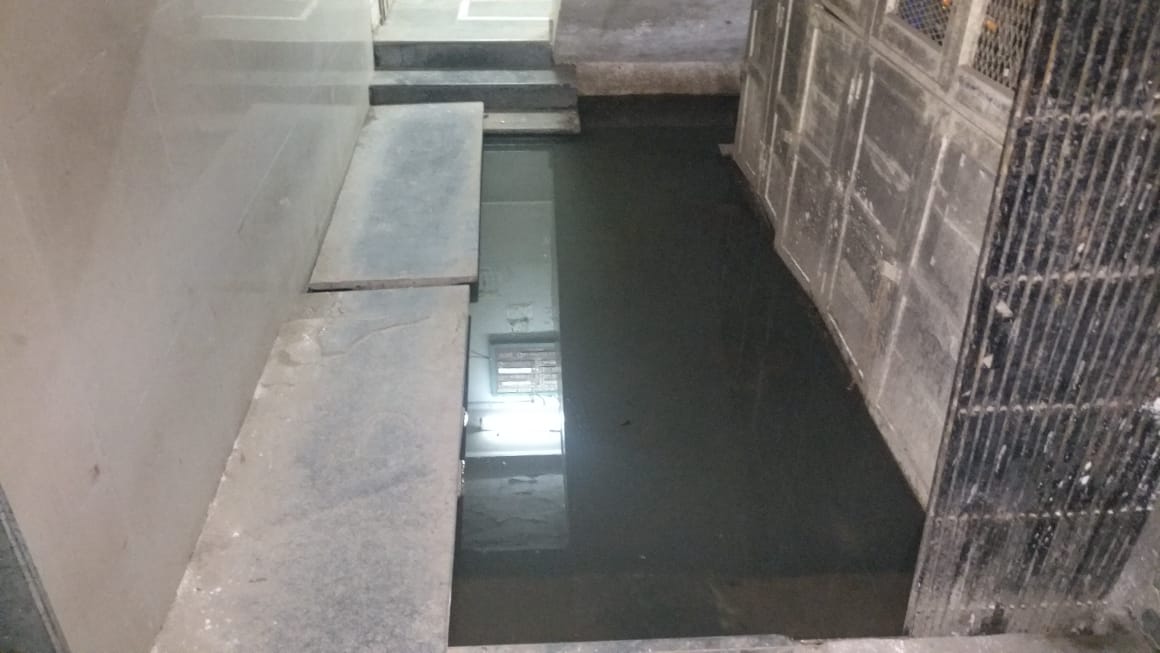 VoraRaj's tweet photo. @bjpprakashmehta incomplete road construction activity in Garodia nagar has led to drainage water overflowing in my building Mahavir Ashish. Pls come and check the situation. https://t.co/a6y8sGq7TA