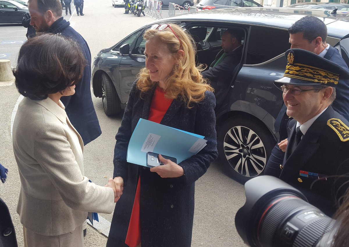 Prefet95's tweet photo. [#EnDirect] La Ministre de la Justice @NBelloubet vient à la rencontre des agents du Service d’Accueil Unique du Justiciable (#SAUJ) du Tribunal de Grande Instance de #Pontoise #ValdOise https://t.co/FpIQXaK2JQ