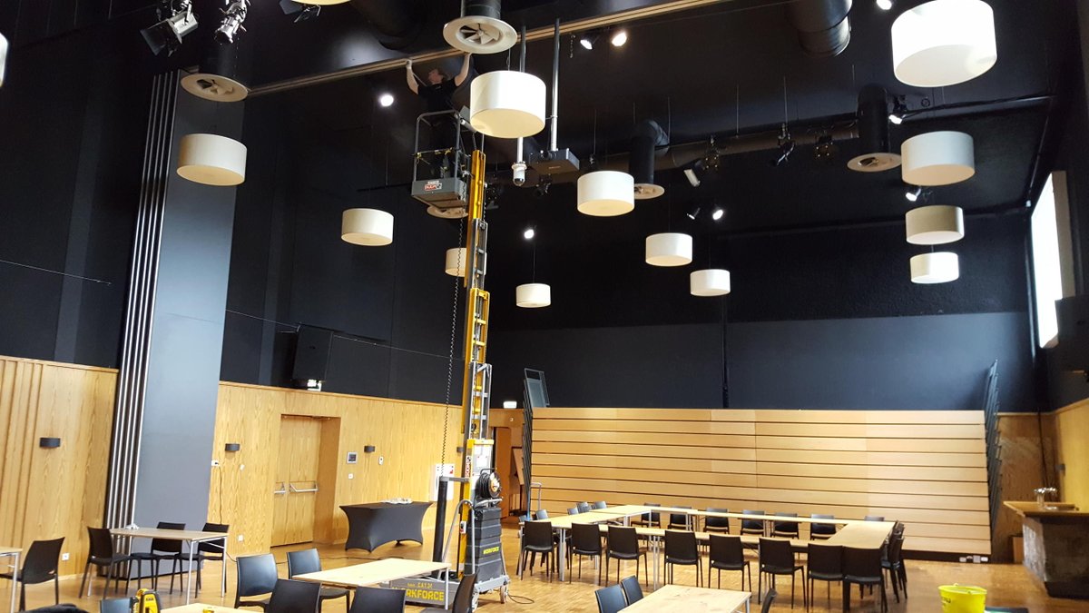 Onderhoud van paneelwanden behoort ook tot onze werkzaamheden. Ook op grote hoogte zoals hier in Dedemsvaart.

#onderhoud #hoogte #dedemsvaart #monteur #mobielewand #paneelwand