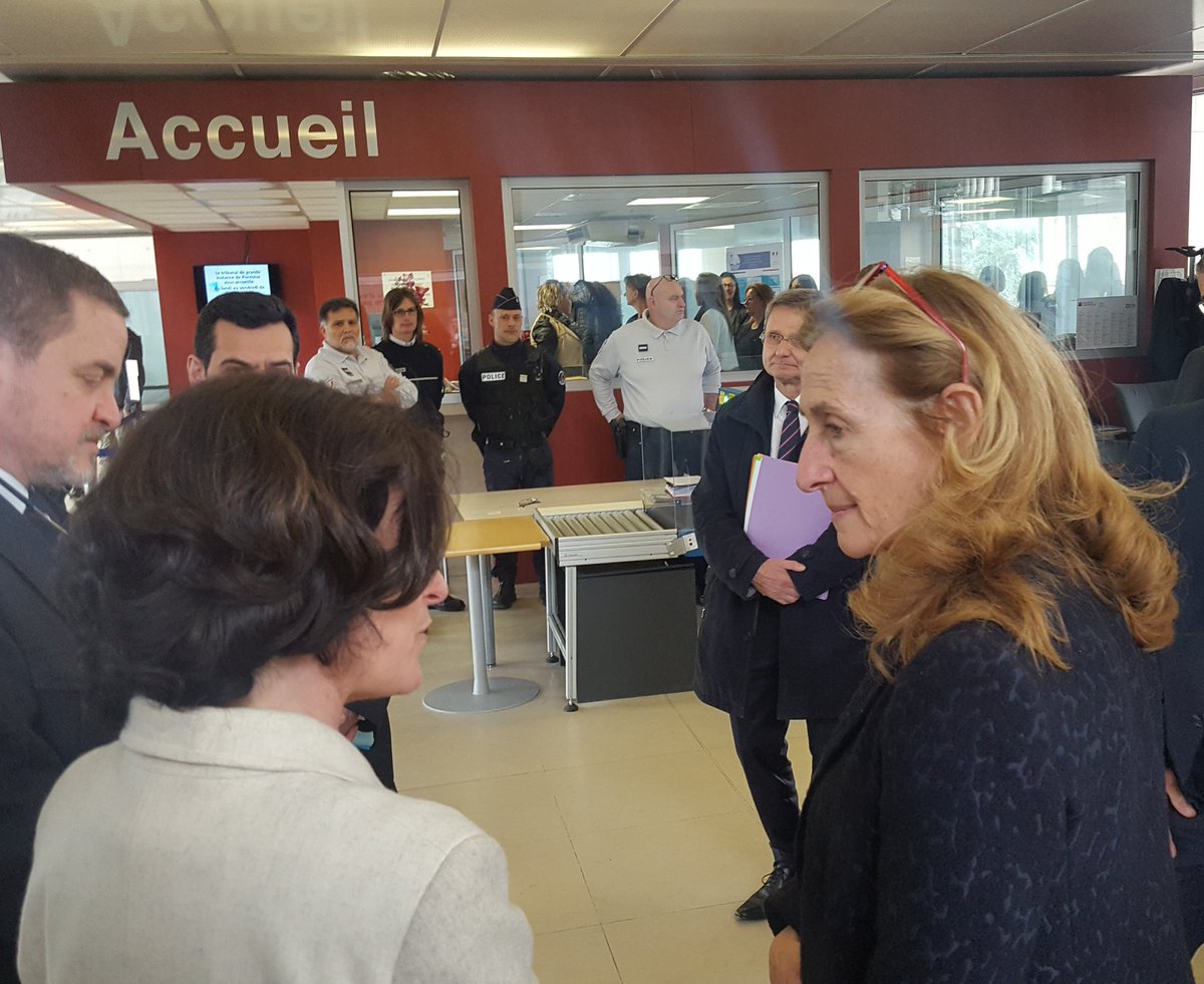 Prefet95's tweet photo. [#EnDirect] La Ministre de la Justice @NBelloubet vient à la rencontre des agents du Service d’Accueil Unique du Justiciable (#SAUJ) du Tribunal de Grande Instance de #Pontoise #ValdOise https://t.co/FpIQXaK2JQ
