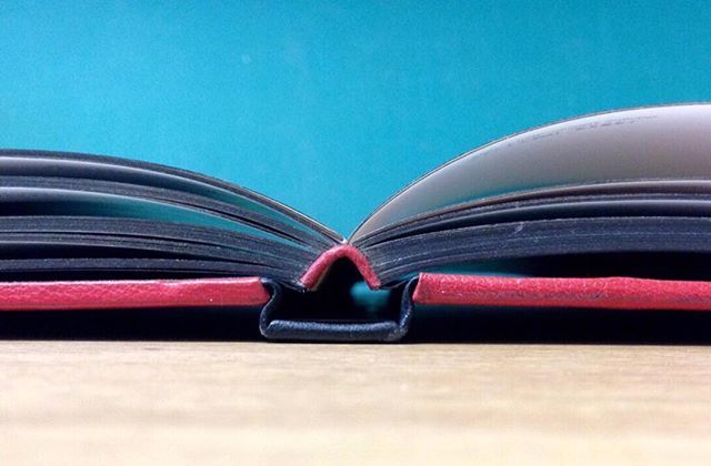 Black page edge painting, scarlet leather binding, dramatic!
...
#crafted #bookbinding #luxurybook #specialedition #artbook #bookishfeature #bibliophile #bookcommunity #bookstagramfeature #booksbooksbooks #welovebooks #creativeprocess #creativity #design… ift.tt/2HLwnAW