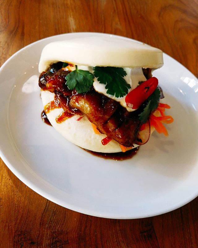 Ya estamos de vuelta! Y con nosotros nuevas cositas en carta, como este rico Pan bao de Panceta con salsa China, crema de yogurt, encurtidos de zanahoria y cebolla roja. 🤤😍😋
#kinza #picapoco #comidacon amor #foodporn #sansebastianfood