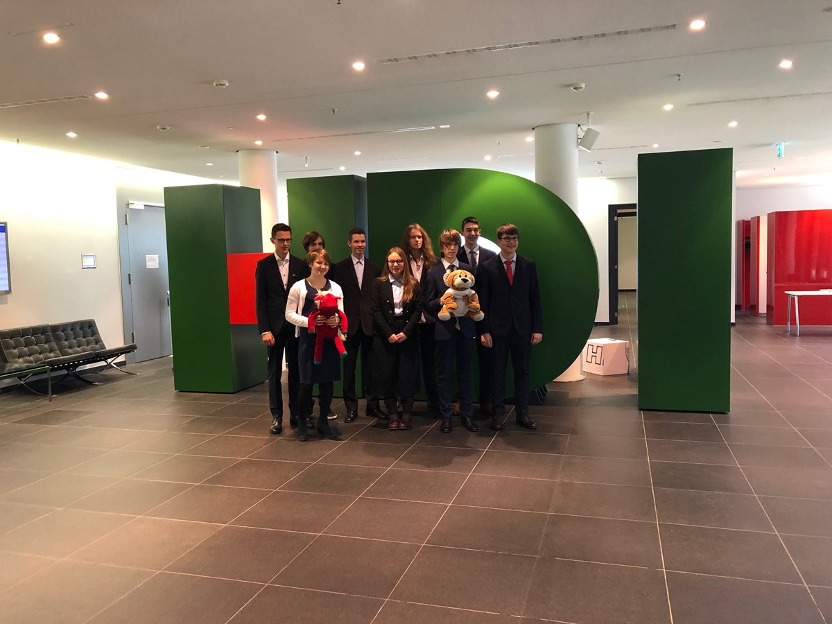 talanx's tweet photo. Gruppenfoto vor der Preisverleihung: Gewinner des Bundeswettbewerbs #Mathematik #BWM18 in Köln. Der Bundeswettbewerb wird unter dem Dach der #Talanx durch #HDI #Versicherung gesponsort. @bildungbegabung https://t.co/8mtql625Rq