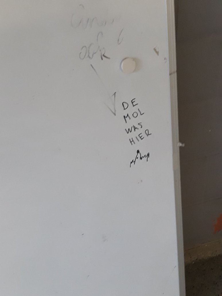 Dusss een paar maanden geleden moest ik met mijn bompa naar de spoed en in de garage waar de ambulances staan, stond dit op een bord geschreven. Is er nu toch net toevallig een spoedarts die meedoet... hmm. Conclusie: Elisabet is #demol
#cafedemol