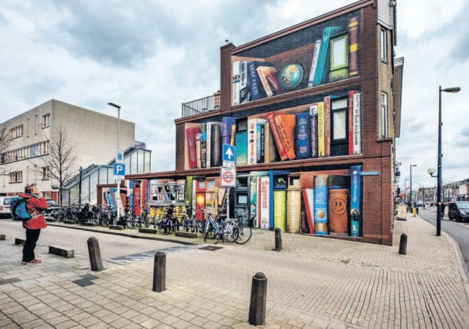 Fantastisch initiatief toch?! Kunstenaar vraagt buurtbewoners naar favoriete boek en schildert ze vervolgens op een huis. Dat willen we meer! #leesmotivatie #taalvorming #lezen