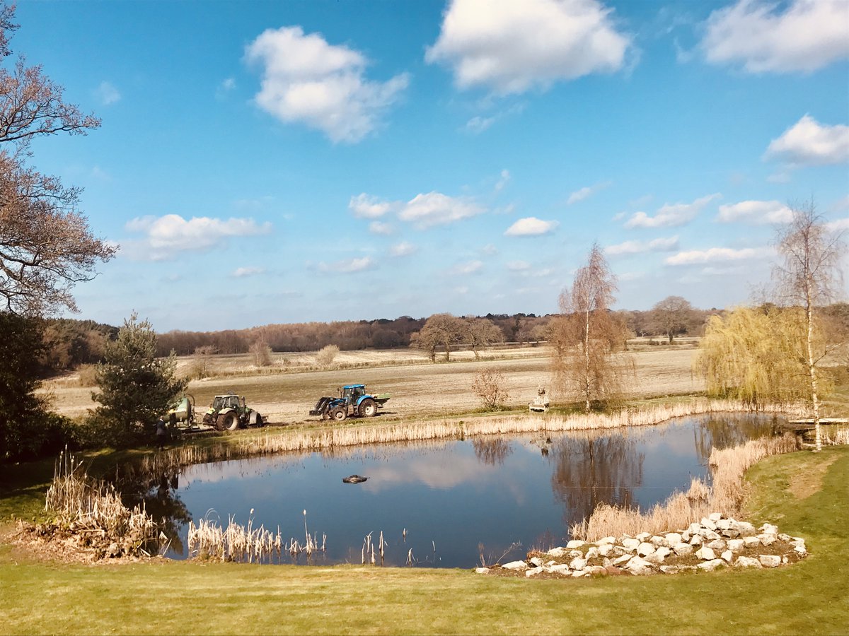 theloveshack_mw's tweet image. When the tractor get stuck in the mud, and another has to come to the rescue! 🚜 #countrylife #countryproblems #mosswoodtoft #springtime #beautifulday #knutsford #knutsfordaccommodation #boutiqueaccommodation #cheshire