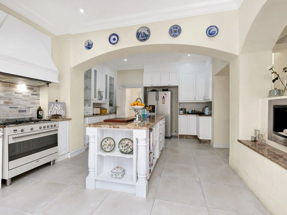 EVBroadacres's tweet photo. Could you see yourself cooking a lovely meal for your #family and friends in this #kitchen? You should see the rest of this amazing #house in #Fourways🏡😍-> https://t.co/OyqLnmjP5B

#house #interior #decor #neutral https://t.co/IFKe9hirdP
