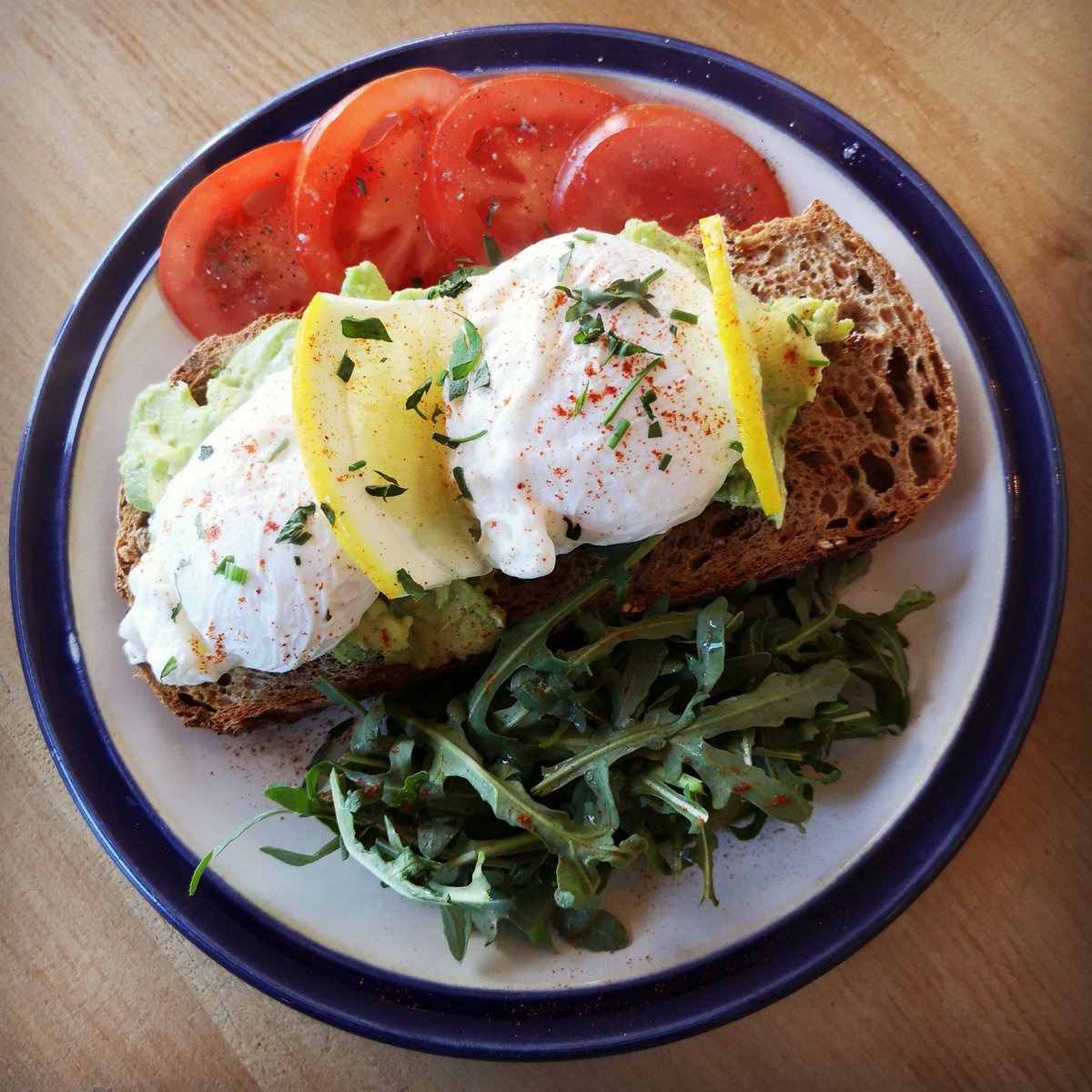 TheRudeShipyard's tweet photo. Poached eggs and crushed avocado served on toasted sourdough bread with fresh tomatoes and rocket, all topped with parsley, paprika and lemon. An absolute flavour sensation! 
🥚🍳🥑🍞🍅🥬 https://t.co/7O28dYSCp6