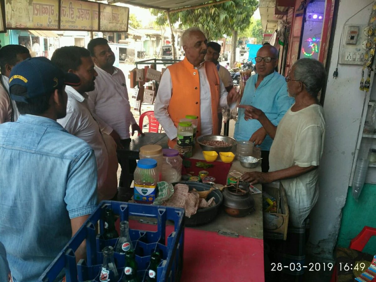 DCCDeoriaINC's tweet photo. संसदीय क्षेत्र देवरिया के विधान सभा देवरिया में सरौरा, सरौरा तिवारी, मझगांवा, रानीघाट में जनसम्पर्क करते हुए पूर्व विधायक अखिलेश प्रताप सिहं राष्ट्रीय प्रवक्ता कांग्रेस https://t.co/X1GGk8pfRx
