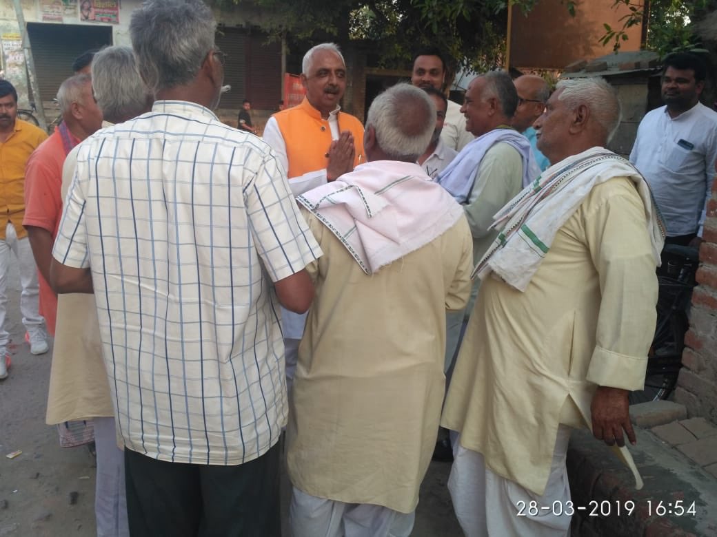 DCCDeoriaINC's tweet photo. संसदीय क्षेत्र देवरिया के विधान सभा देवरिया में सरौरा, सरौरा तिवारी, मझगांवा, रानीघाट में जनसम्पर्क करते हुए पूर्व विधायक अखिलेश प्रताप सिहं राष्ट्रीय प्रवक्ता कांग्रेस https://t.co/X1GGk8pfRx