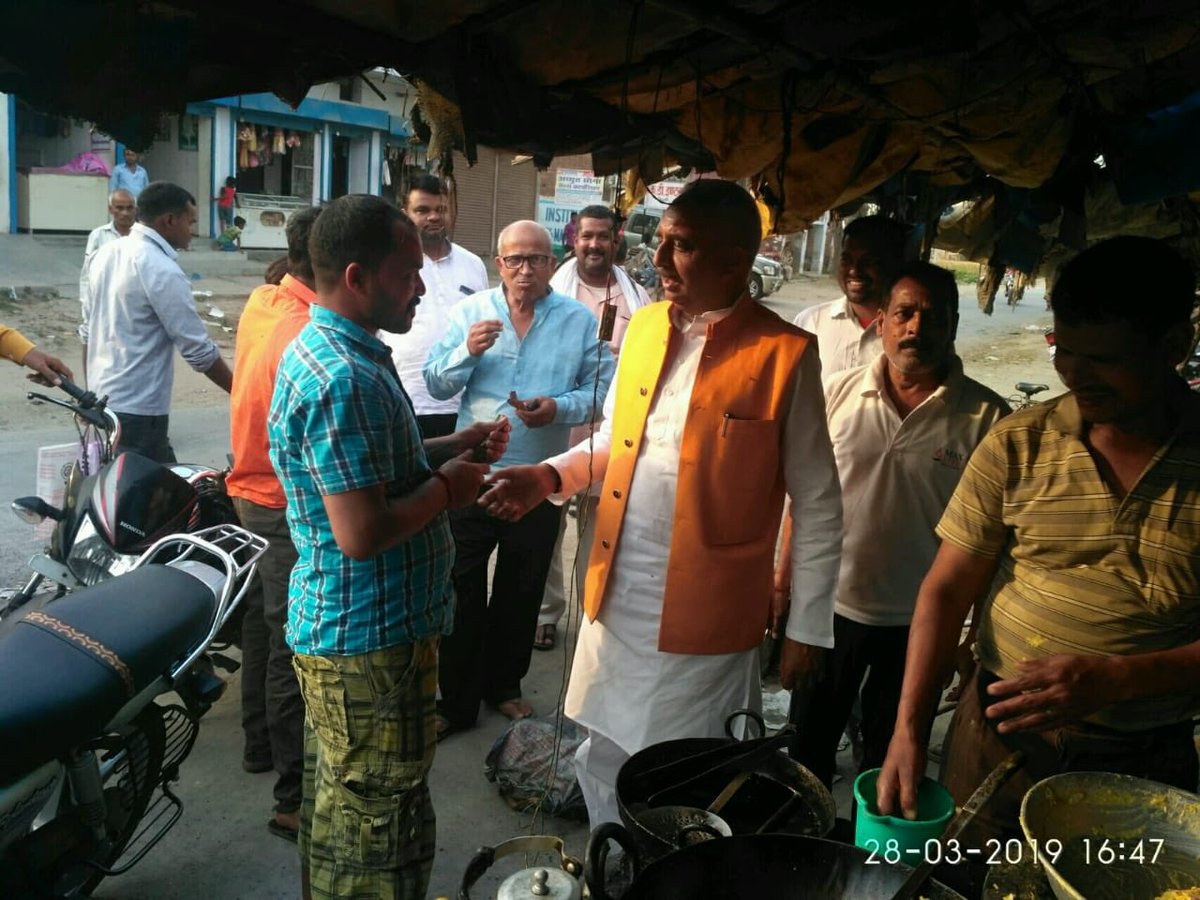 DCCDeoriaINC's tweet photo. संसदीय क्षेत्र देवरिया के विधान सभा देवरिया में सरौरा, सरौरा तिवारी, मझगांवा, रानीघाट में जनसम्पर्क करते हुए पूर्व विधायक अखिलेश प्रताप सिहं राष्ट्रीय प्रवक्ता कांग्रेस https://t.co/X1GGk8pfRx