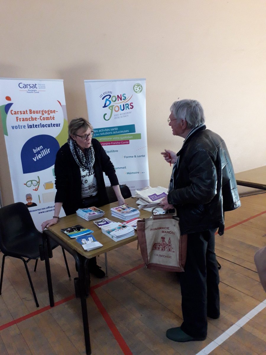 Celia_Berthaut's tweet photo. L'action sociale de la @CarsatBFC est présente à St Jean de Losne à la journée "Prendre soin de soi pour mieux aider son proche" destinée à informer les #aidants, avec France Alzheimer, la Fedosad, France Parkison, Agirc Arrco, Binôme 21 etc.. #bienvieillir #prevention https://t.co/1wGmGEVBPr