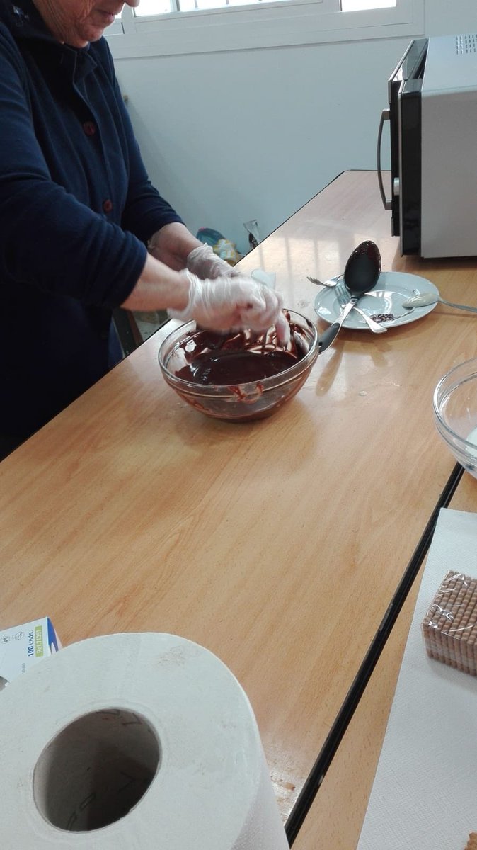 afaolont's tweet photo. TALLER DE COCINA 🥧🍫
En la mañana hoy los usuari@s han elaborado una tradicional "Tarta de galleta y chocolate". https://t.co/hoIxUQJpP4