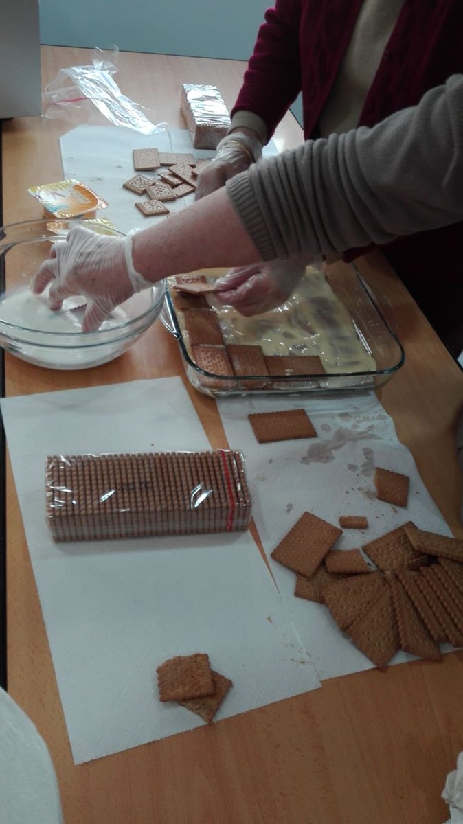afaolont's tweet photo. TALLER DE COCINA 🥧🍫
En la mañana hoy los usuari@s han elaborado una tradicional "Tarta de galleta y chocolate". https://t.co/hoIxUQJpP4