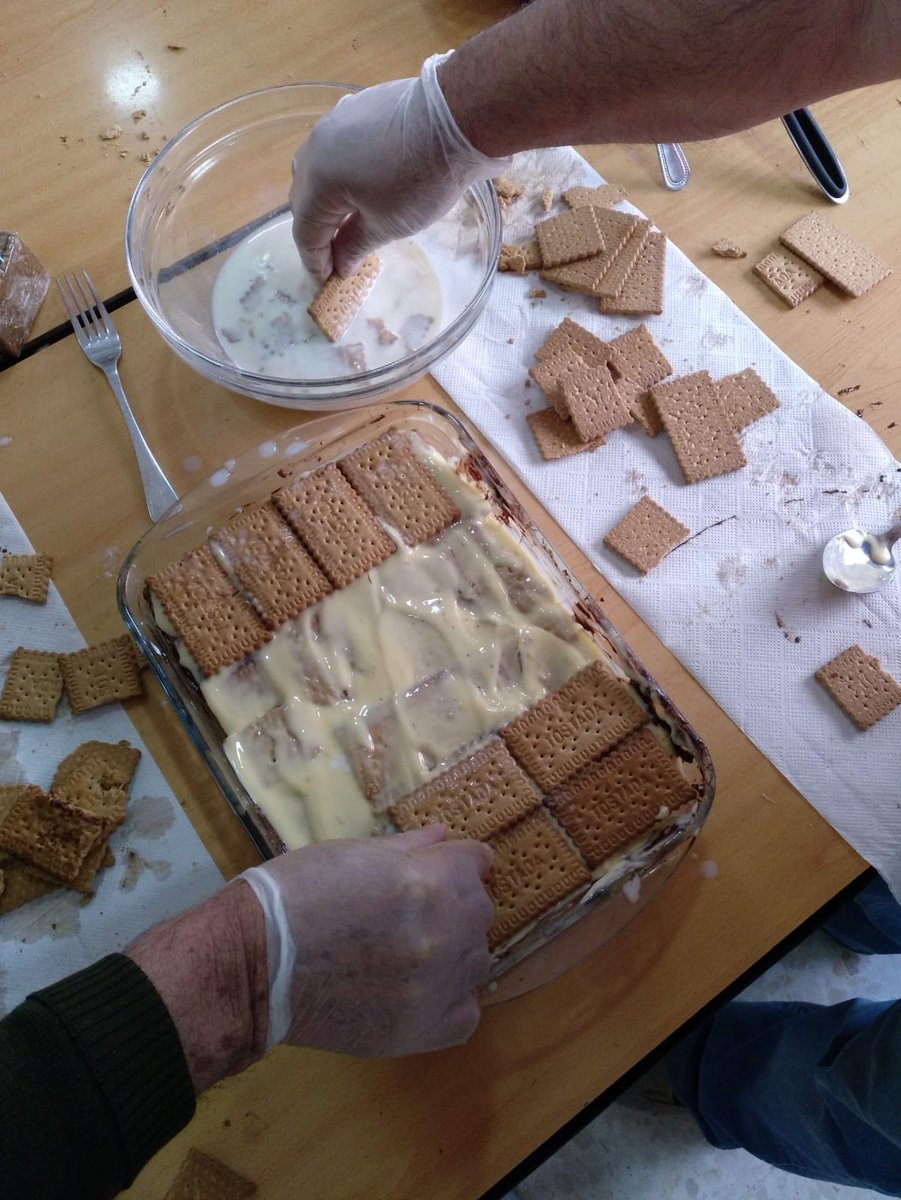 afaolont's tweet photo. TALLER DE COCINA 🥧🍫
En la mañana hoy los usuari@s han elaborado una tradicional "Tarta de galleta y chocolate". https://t.co/hoIxUQJpP4