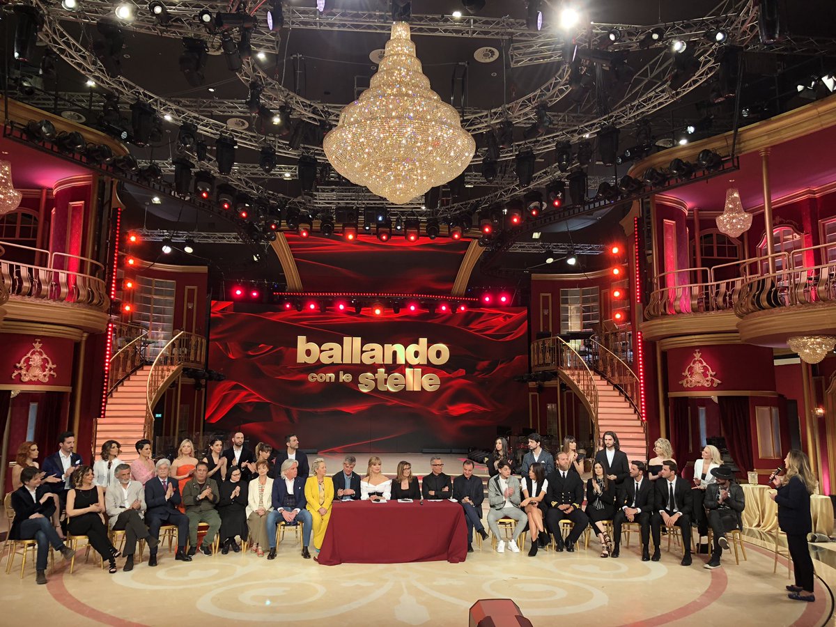 sarazuccari's tweet photo. @Ballando_Rai @milly_carlucci #BallandoConLeStelle 👑👑👑 https://t.co/CvAthcSGcd