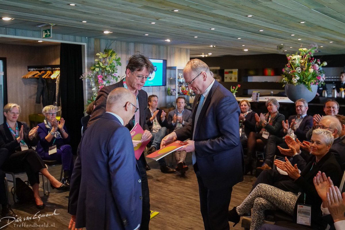 Fabriekstweet's tweet photo. Voorzitter van de @MBORaad Ton Heerts nam gisteren het boek Leren werken met LLO in ontvangst, tijdens #cvimc. #LevenLangOntwikkelen https://t.co/pimvKVVduZ https://t.co/7dVfkWzQ1R