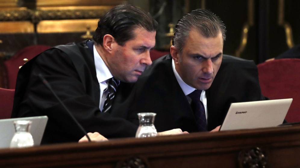 gerardotc's tweet photo. La aportación diaria de VOX en el juicio consiste en estas dos preguntas.

-¿Alguien dirigía a la masa?
-No
-¿Casi asaltan la comisaría, verdad?
-Ehm... No
-No hay más preguntas

El resto del tiempo lo dedican a ver vídeos de Franco desfilando, canciones de José Manuel Soto... https://t.co/6bN3lcGTPj