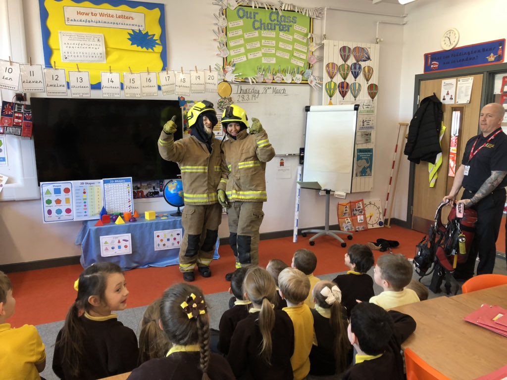 HumbersideFire's tweet photo. Had a great morning at Eastfield Primary School @EastfieldPS staff from the EDC &amp; Calvert Lane Blue Watch delivered fire safety messages to nearly 90 children &amp; has lots of fun too😊#EDC_ASPIRE https://t.co/UIJ5b5dMKp