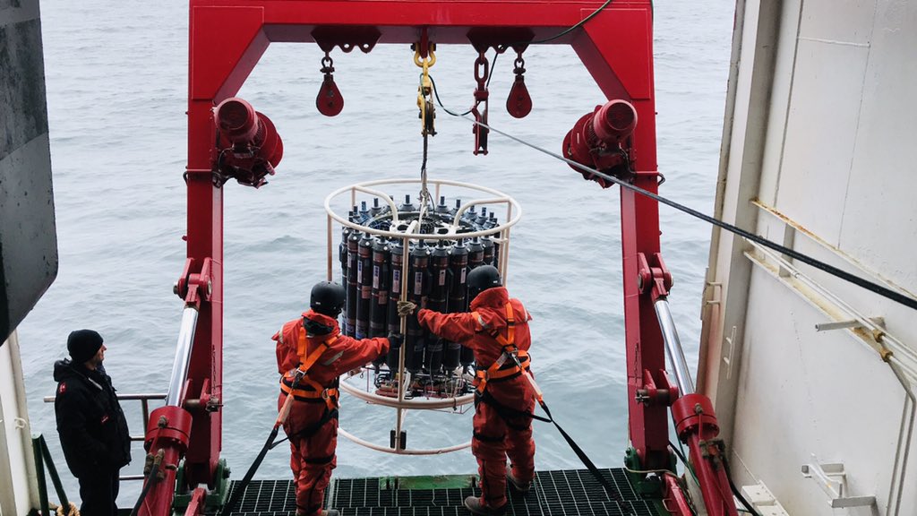 leocfurg's tweet photo. Nosso primeiro tweet é da estrela de qualquer cruzeiro oceanográfico. O sistema CTD-roseta, em operação na #Antartica.
#Leocfurg #goalfurg #ceocean #proantar #oceanografia #oceanography #marinescience https://t.co/1LFnqROii9