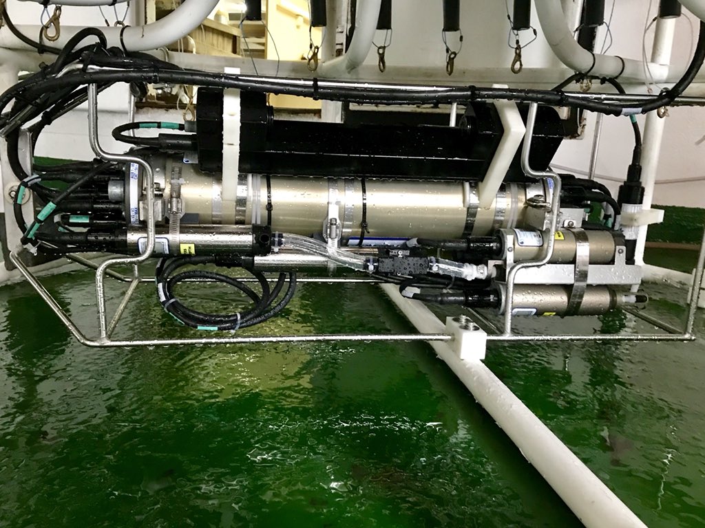 leocfurg's tweet photo. Nosso primeiro tweet é da estrela de qualquer cruzeiro oceanográfico. O sistema CTD-roseta, em operação na #Antartica.
#Leocfurg #goalfurg #ceocean #proantar #oceanografia #oceanography #marinescience https://t.co/1LFnqROii9