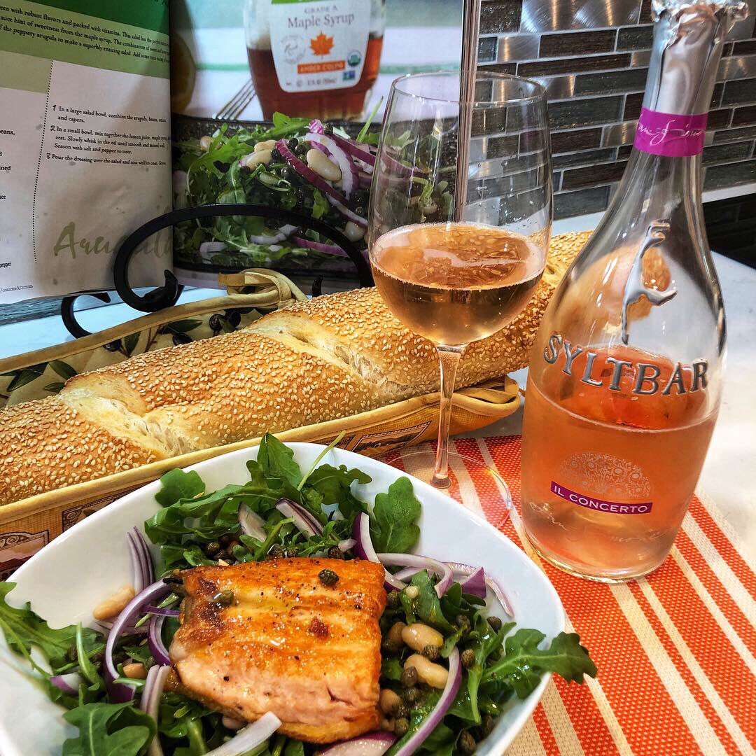 FoodieWineLover's tweet photo. I paired this lovely sparkling rosรฉ with my arugula salad and a delicious piece of salmon. This wine is KETO Diet friendly, with no added sugar. Mr. & Mrs. gift set ๐ธ not mine @Syltbar
__________
#syltbarrose #syltbar #syltbarprosecco #winepairing #winelover #salmon #arugula https://t.co/b8UnjMHtO9