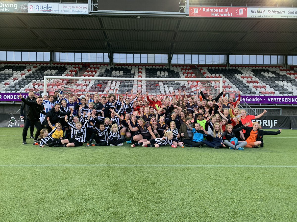 SpartaVrouwen's tweet photo. 👱🏽♀️⚽️| Zeer geslaagde meiden- en vrouwenvoetbalelftal op Het Kasteel voor wedstrijdtenue sponsoren van Sparta/JVOZ. #Axidus #DenS #NicoVerken #Trofipack #meidenvoetbal #vrouwenvoetbal #SPARTA #Rotterdam #sportmarketing
https://t.co/Xqxyf639sj https://t.co/0GHtiVCCnY