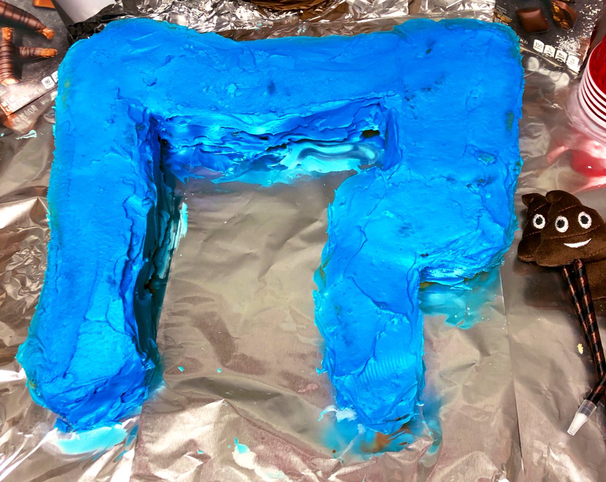 AustinChiangMD's tweet photo. Our superstar RN Pam made her annual colon cake for #ColorectalCancerAwarenessMonth! Yes there’s 💩 inside and you have to find the hidden polyp for a prize! 
🎁💙 

@TJUHospital @SGNAOnline @GYRIGPhilly @AmCollegeGastro @AmerGastroAssn @ASGEendoscopy #ginurses #coloncancer https://t.co/REqi47cquT
