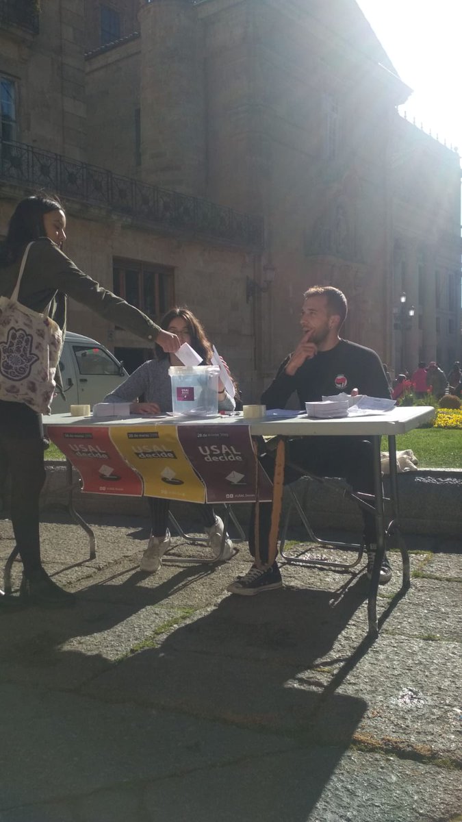 LQSomos's tweet photo. #USALDecide La gente vota en la Plaza de Anaya, a las puertas de la Facultad de filología, pese a las amenazas de @RicardoR_Usal. Puedes acercarte a decidir hasta las 20:00h #RpublicaS #QueremosDecidir https://t.co/d3bQlcN83x