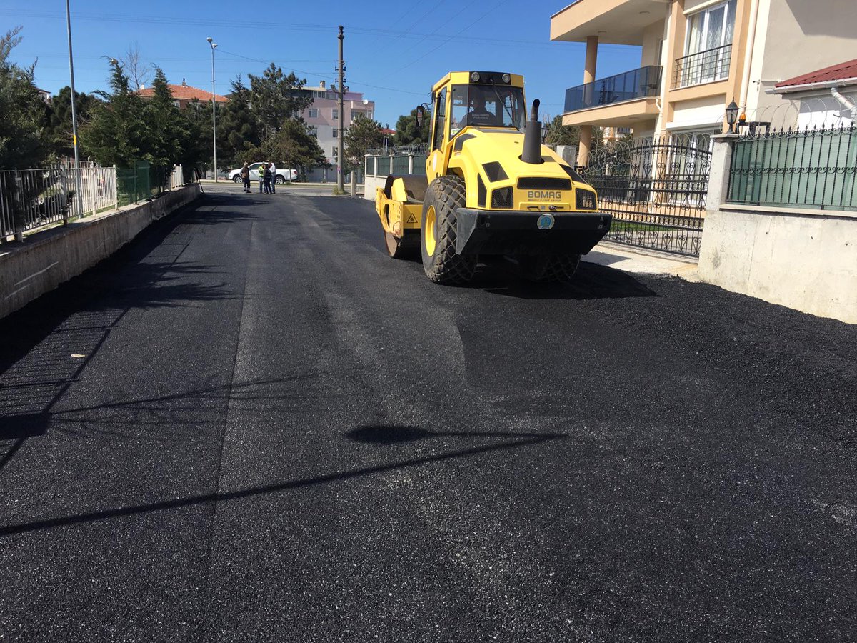 kapaklibld's tweet photo. Fen işleri ekiplerimiz #Bahçelivler mahallemizde Beste , Çelenk ve Yavuz Selim sokakta ,  #Cumhuriyet mahallemizde ise Bengü sokakta sıcak asfalt yol yapım çalışmalarına aralıksız devam ediyor.  #Kapaklı https://t.co/6snrfh7Fb4