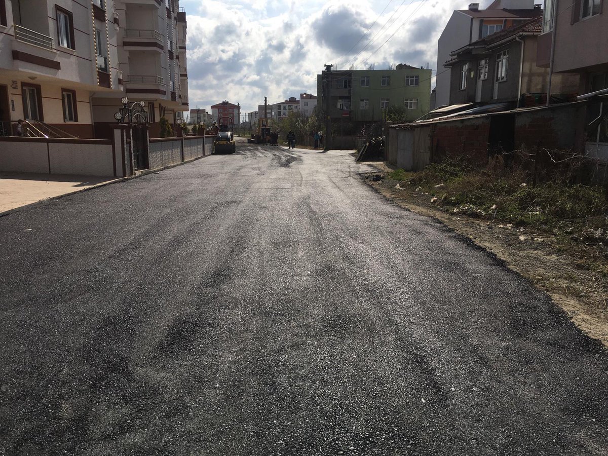 kapaklibld's tweet photo. Fen işleri ekiplerimiz #Bahçelivler mahallemizde Beste , Çelenk ve Yavuz Selim sokakta ,  #Cumhuriyet mahallemizde ise Bengü sokakta sıcak asfalt yol yapım çalışmalarına aralıksız devam ediyor.  #Kapaklı https://t.co/6snrfh7Fb4