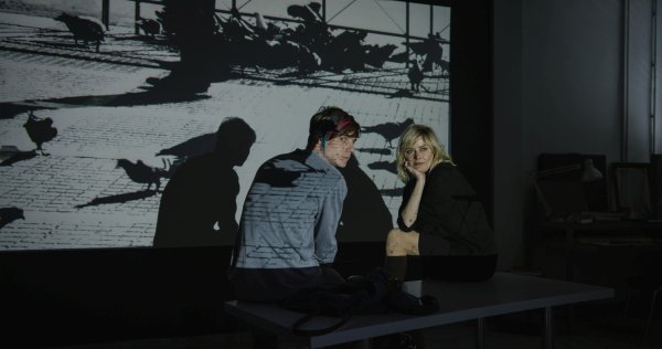 baphometx's tweet image. «Ελεύθερο Θέμα» #FreeSubject / #SubjectLibre της Στέλλας Θεοδωράκη - Η Ίρις, καθηγήτρια σε μια Σχολή Καλών Τεχνών, δίνει στους οκτώ φοιτητές της μια άσκηση ελεύθερου θέματος με σκοπό τη βαθύτερη ωρίμανσή τους σε μια περίοδο κρίσης.
tvxs.gr/news/sinema/oi…