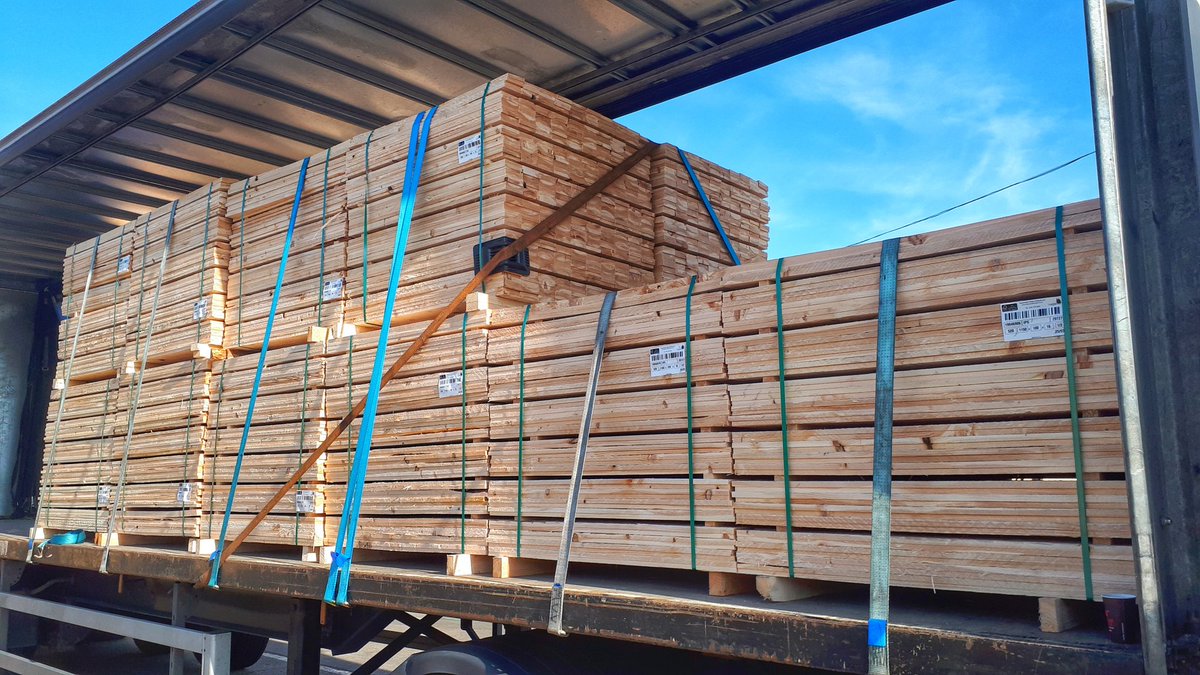 Trucker__Andy's tweet image. Another load of timber #Strapped and secure. Also cross strapped at front and rear. I don't claim to be an expert, but I certainly like the challenge of securing loads like this.
#SecureLoad #InSafeHands
@translink_uk 
@Montracon_Ltd 
@TrucknDriver 
@Comm_Motor
@DVSAEnforcement