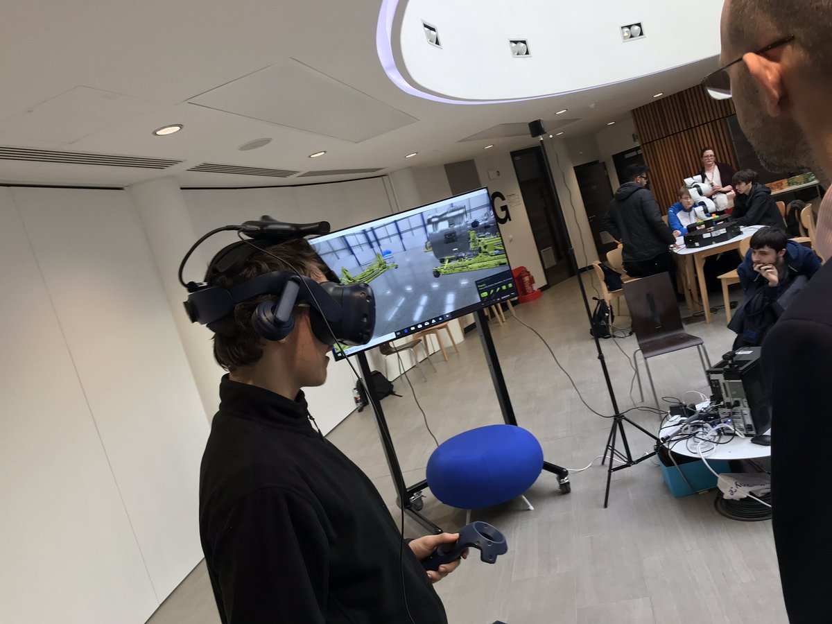 LESTechnologies's tweet photo. Using Virtual Reality to train engineering technicians #RollsRoyce https://t.co/mzcvrvSbmq