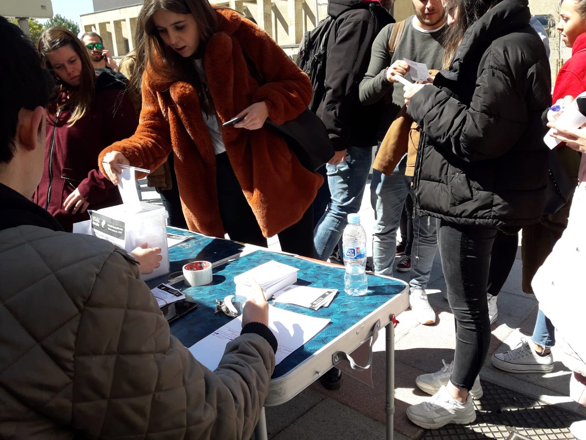CEAestudiantes's tweet photo. A mitad de jornada nos estamos viendo desbordados ante el apoyo a la consulta. Seguimos ✊✊
#USALDecide https://t.co/ih3vEncAlj