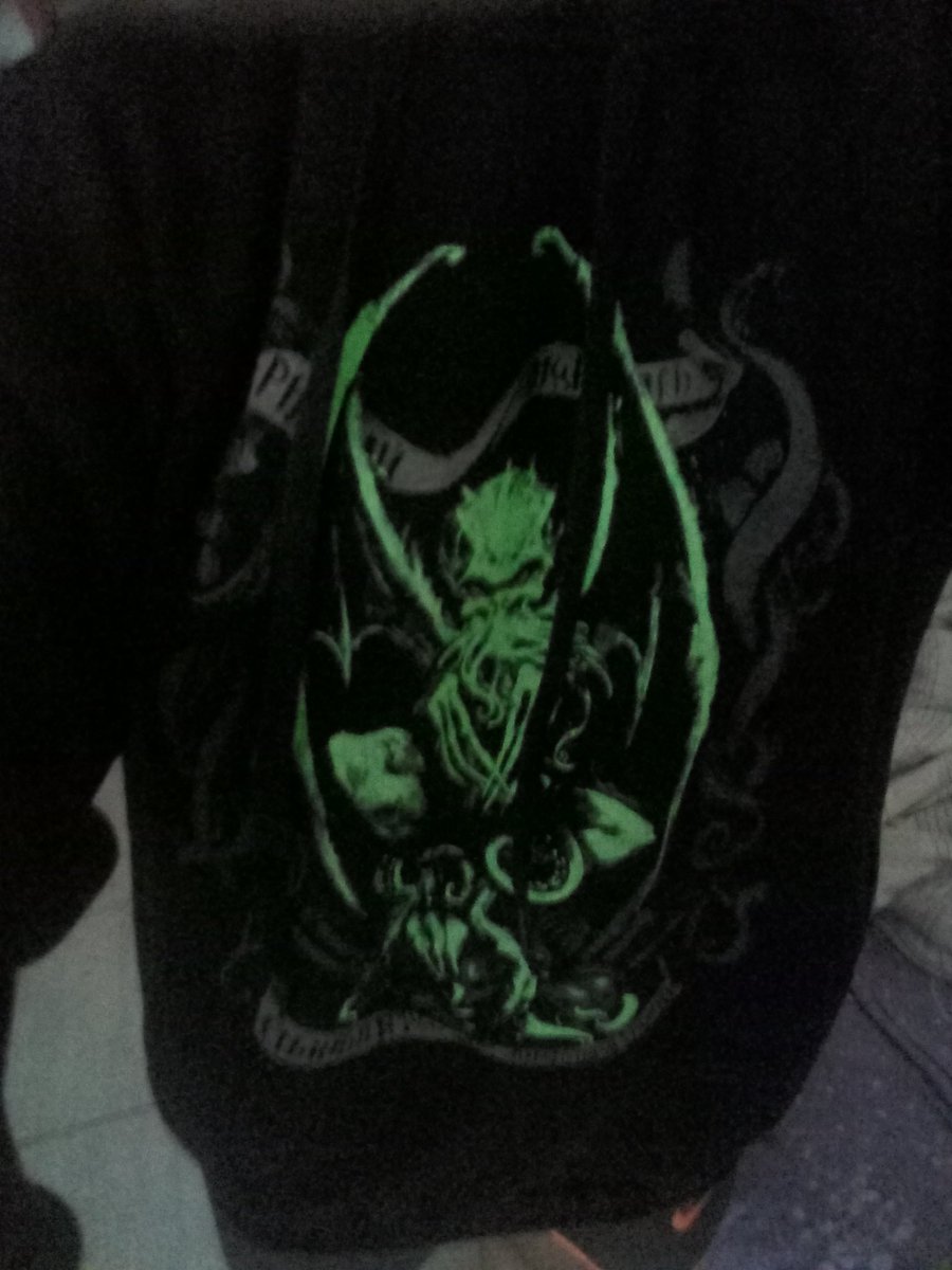 Blazitastic's tweet image. Moletom muito bom &amp;lt;3 extremamente confortavel, parece que estou recebendo um abraço! É mt louco como fica no escuro

Meu cthulhu tambem aprovou 

@Nerdstore #nerdstore #CallofCthulhu