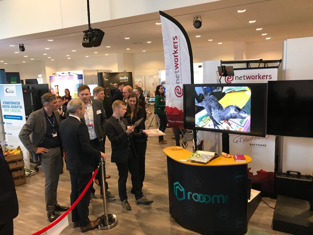 rooom_com's tweet photo. Hier einige Eindrücke von unserem gut besuchten Highlight-Stand zum Thema „Neue Dimensionen – die Zukunft ist 3D“ und von Hans Vortrag zum Thema „Die unbegrenzten Potentiale von Virtual- und Augmented Reality in der Praxis“. #itls19 https://t.co/BFr0UtDWld
