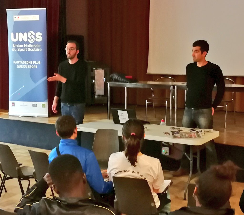 unss's tweet photo. "Très important de soigner la prise de contact lorsque l'on sollicite une interview avec un sportif ! "
👉 Sur le #ChallengeJO @ONavarranne de @Sportmagfr et @BenoitDanielx de @Eurosport_FR prodiguent leurs meilleurs conseils à nos Jeunes Reporters ! https://t.co/ZSjg9HBcpX
