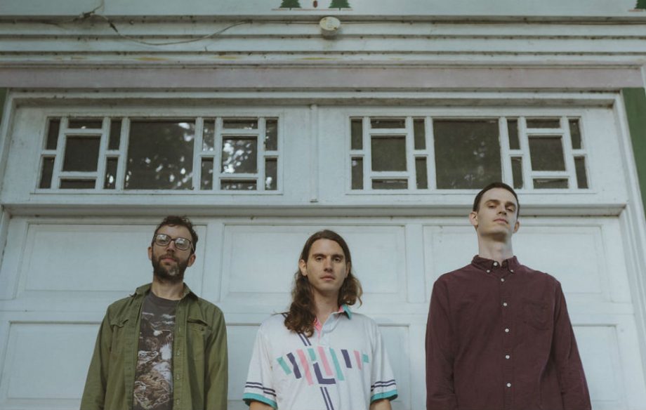 NME's tweet image. 'Curve Of Earth', the debut record proper from @ohtis, is an extraordinary and life-affirming alt-country album that tackles addiction and regret with breathtaking clarity – read the ⭐ ⭐ ⭐ ⭐ ⭐ NME review nme.com/reviews/album/…