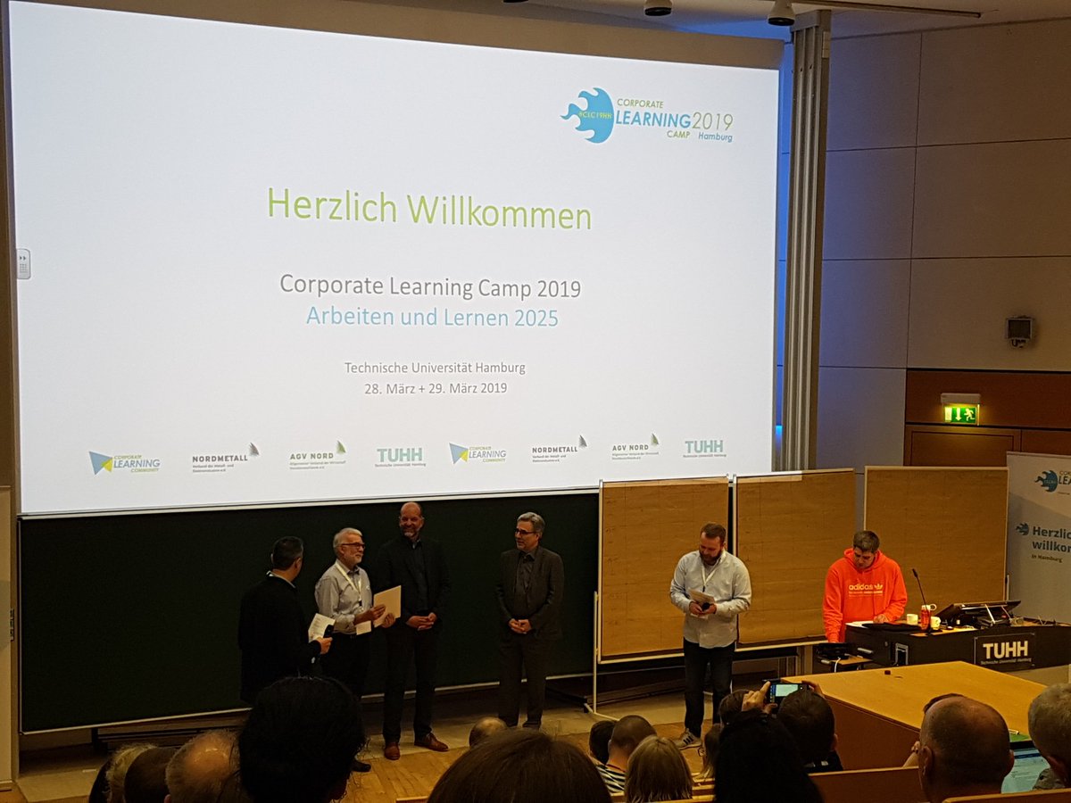 EduOrakel's tweet photo. Jippiiii, es geht los #CLC19HH. Wie arbeiten und Lernen wir in #CL2025? Hoffentlich mit mehr games, die Spaß machen #smartlearnig @BoschSI freut sich auf den Austausch und viel Inspiration #lifelonglearning @KleinesRicarda @LearningReload https://t.co/rJaE3xE47p