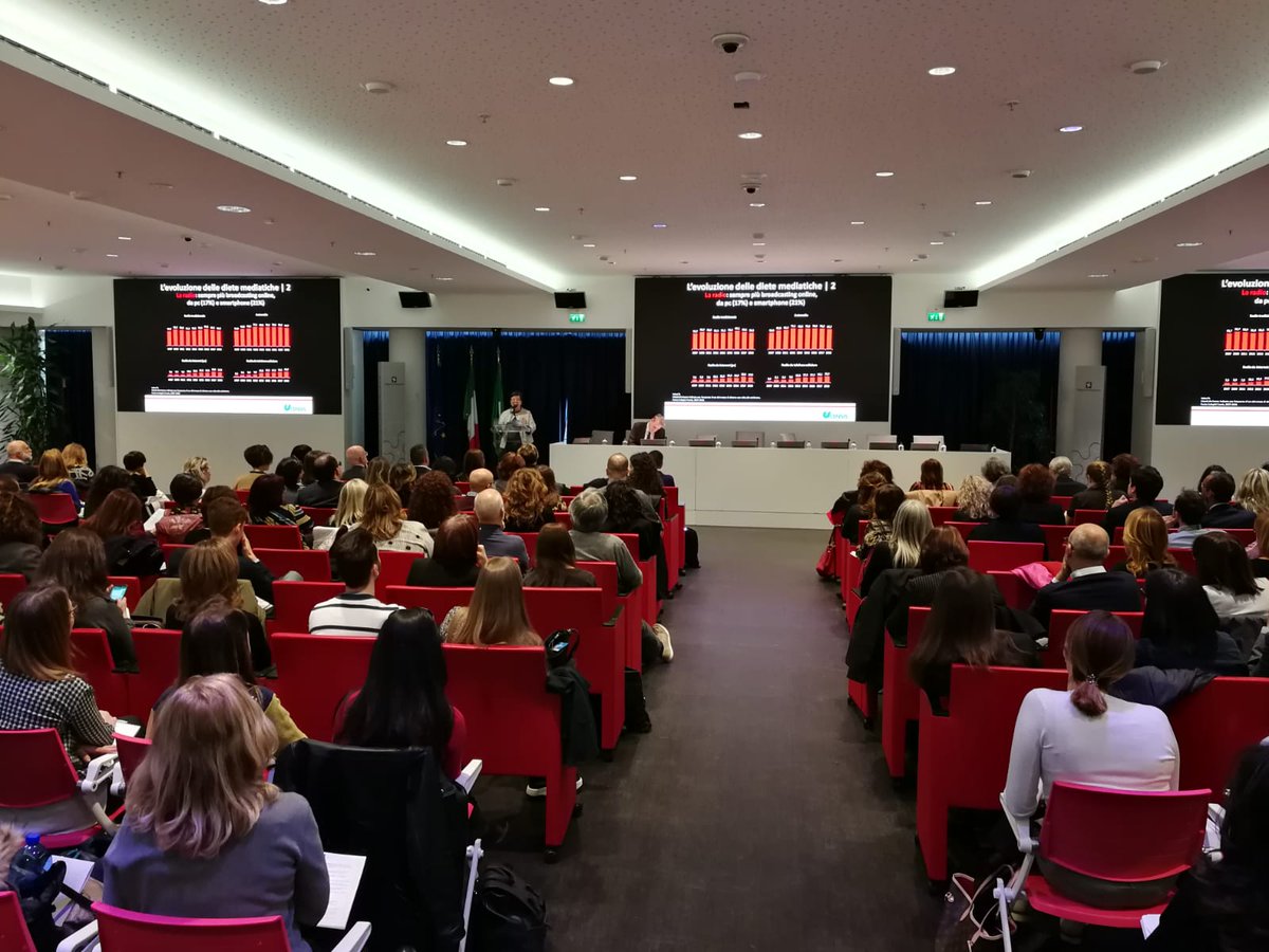 RegLombardia's tweet photo. #GiornataComunicazione
Si comincia con l'intervento di #GiovannaMaggioni,  direttore generale UPA, Utenti Pubblicità Associati, dal titolo "Lo  scenario: la comunicazione pubblica. I mezzi e il cittadino". Per il programma della giornata: https://t.co/5tKLKwP1k4 https://t.co/6KfYdsdWEb