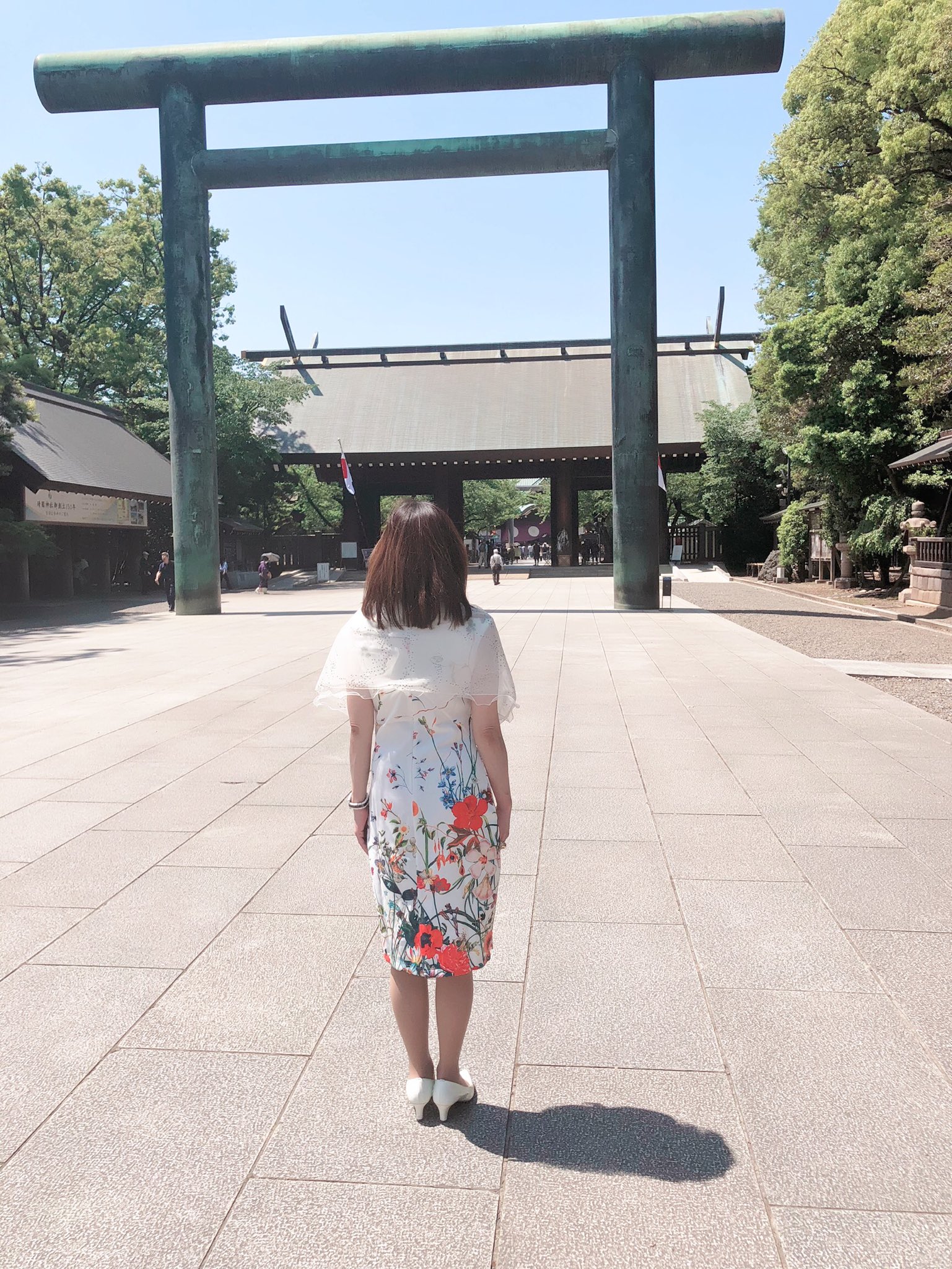 Maki 日本式のお辞儀です 会釈 ご挨拶 謝罪 その目的によって角度を変える 神仏の前では最敬礼 何も難しいことはありません 礼法のお辞儀でも勿論かまいません 日本式お辞儀 T Co 7yf8zt09yw Twitter