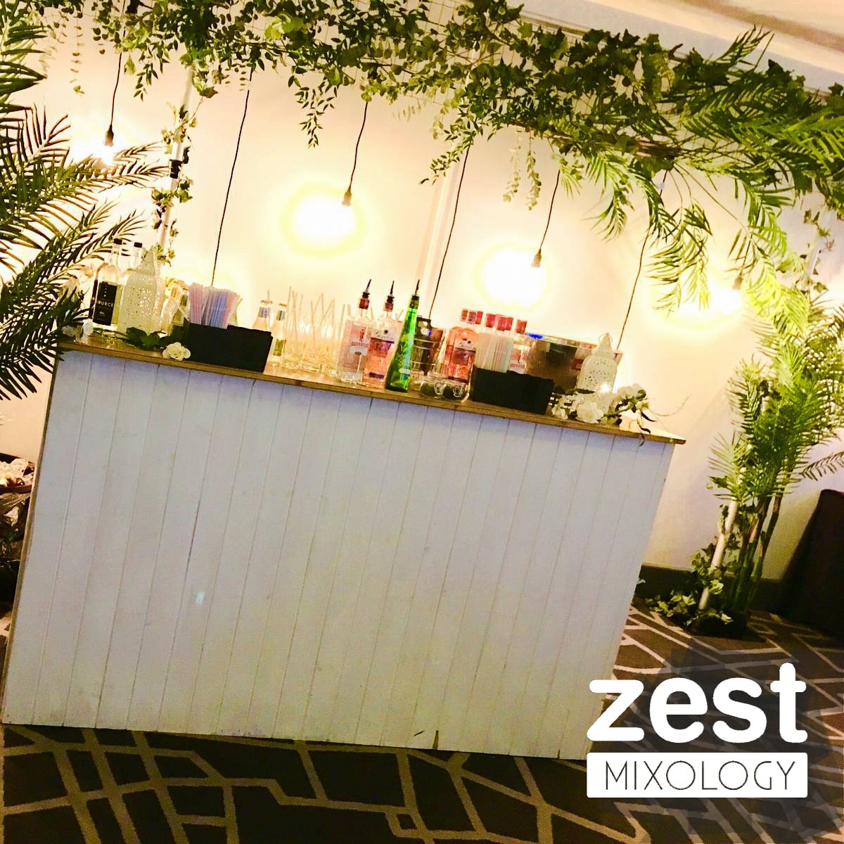 🌹 Elegant set up with a White Gloss Wooden Bar for this cocktail service

#barhire #cocktails #mixology #events #eventprofs #eventplanner #drinks #thirsty
