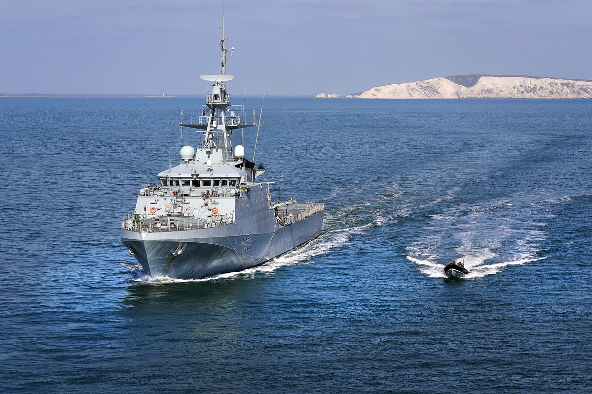 HMNBPortsmouth's tweet photo. .@HMS_Forth is operating off the South Coast conducting her first of class trials and sea safety training, and operating under the White Ensign for the first time.
Here are some photos of her sailing in the sunshine yesterday by LPhot George
#ForthBeWithYou #TeamPortsmouth https://t.co/2OZGyAkjet