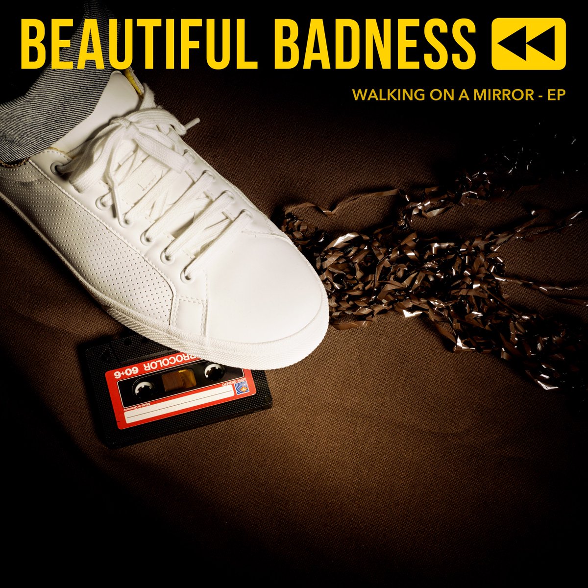 💿 NOUVEL EP DISPONIBLE 💿 
🎧➡ beautifulbadness.lnk.to/WOAMEP
On vient tout juste de se remettre de la conférence de presse des Francos et on trouve enfin un moment pour vous annoncer officiellement que notre nouvel EP "Walking on a mirror" est maintenant dispo partout en digital !